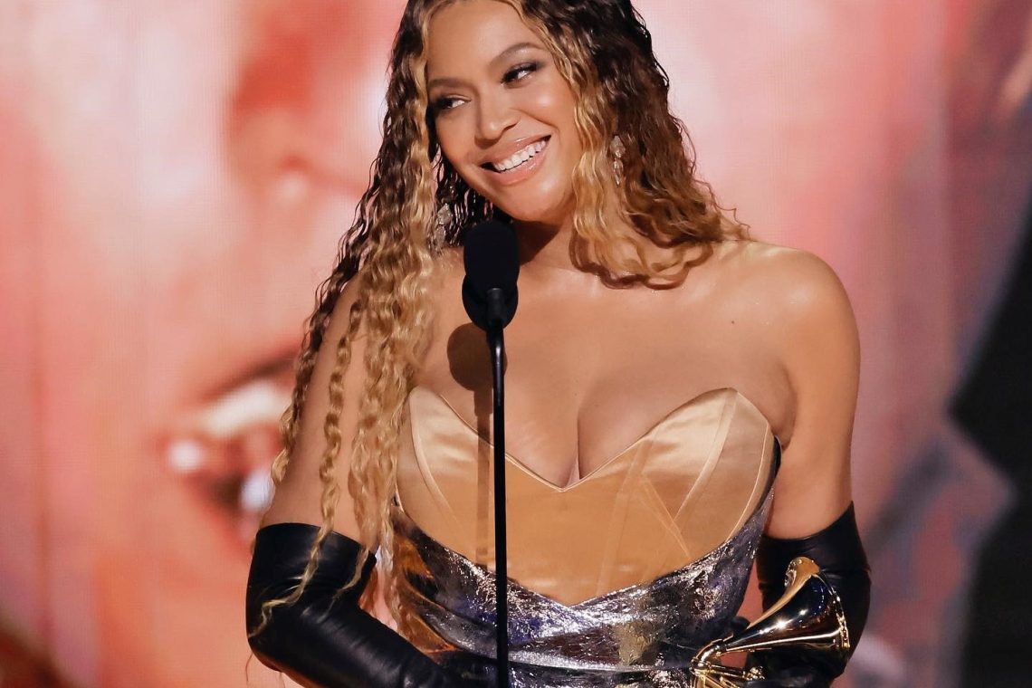 Grammy za album leta osvojil Harry Styles, Beyonce vstopila v zgodovino z 32 pozlačenimi gramofoni